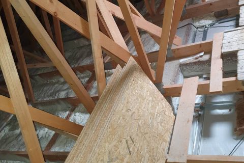 Izolace vazníkové střechy měkkou PUR pěnou